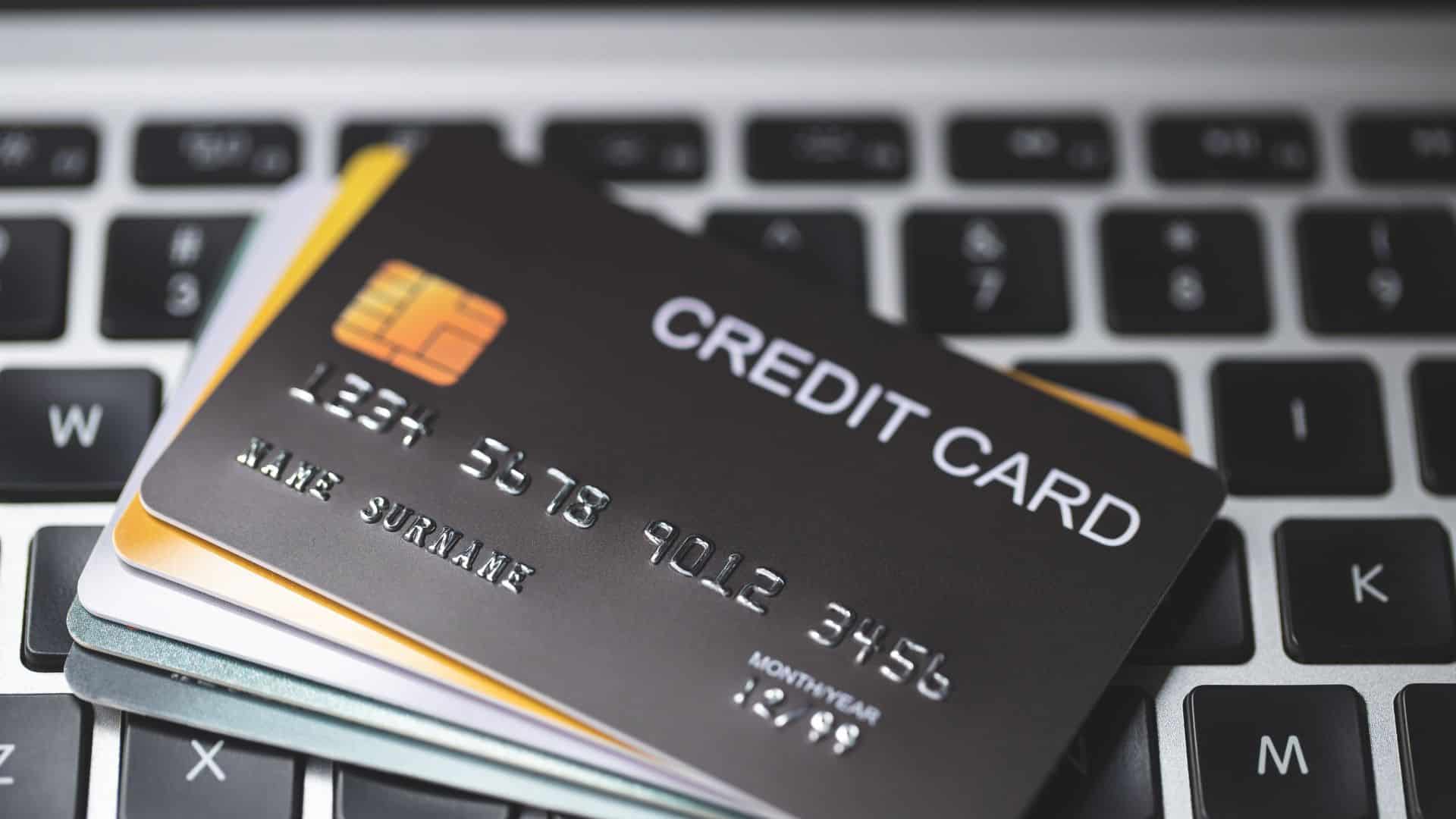 Comment économiser 100 € sur tes frais bancaires ?