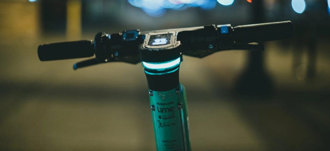 Casque en trottinette électrique : obligatoire ou pas ?